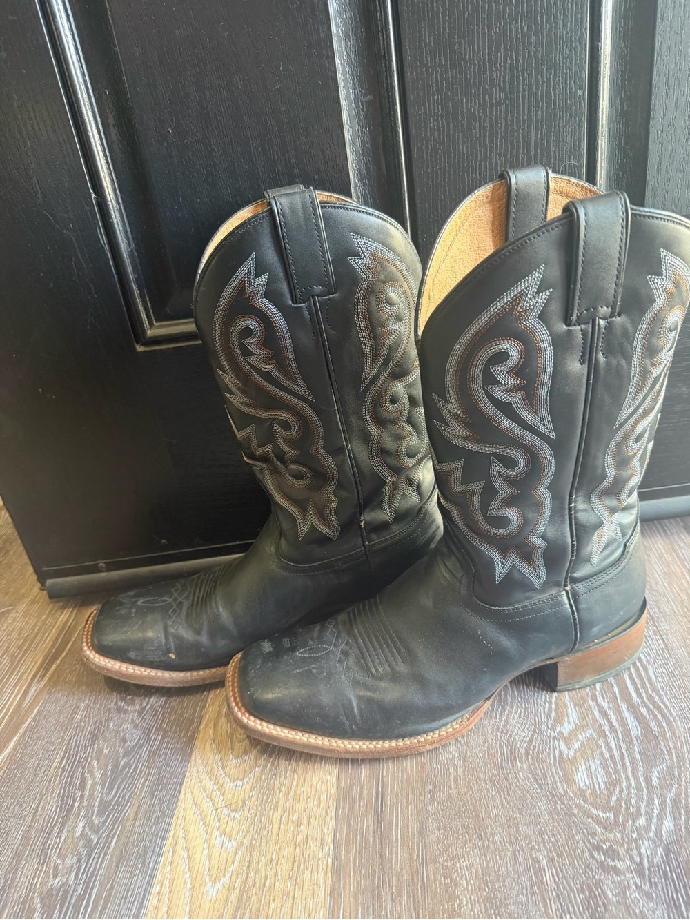 Classic Black Leather Western Boots with Contrasting Stitch Detail